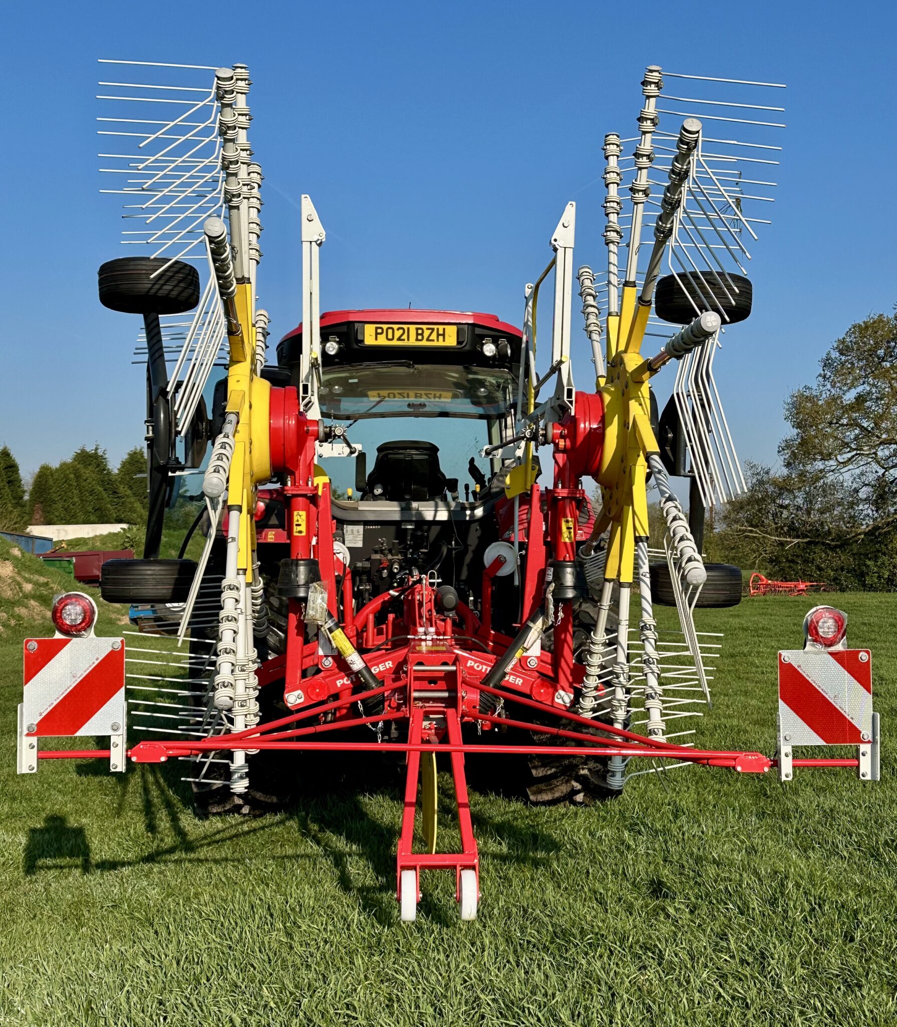 Pottinger Top 612 Mounted Rake - Exceptional Maneuverability and Advanced Performance for Premier Forage Quality - Image 2