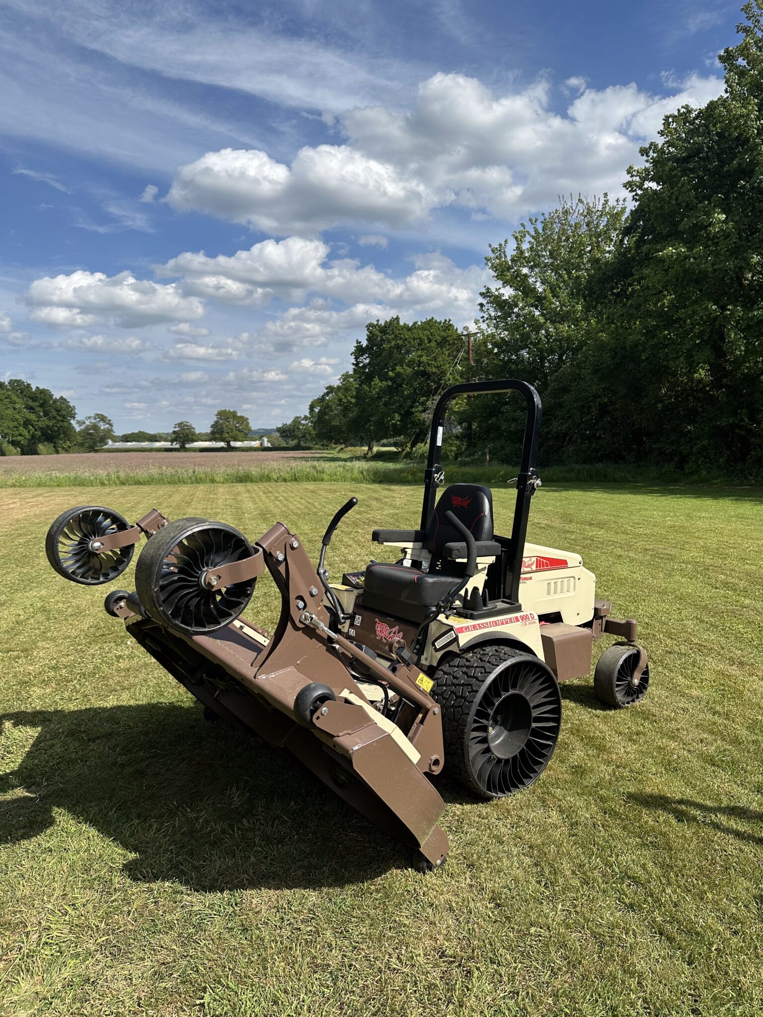 Grasshopper Mower 900D-3452 (61") S/D Out Front Mower - Image 3